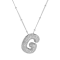 Nahaufnahme der silbernen Buchstaben-Halskette G mit Zirkon-Besatz und feiner Perlenkette - Buchstabe G / Silber