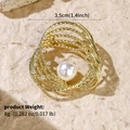 Goldene Brosche mit Zirkonia und Perle, verdrehtes Design, Größe 3,5 cm und 8 g Gewicht - Goldene Gedrehte Linie Perle (BRS-J435G)