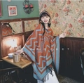 Châle ethnique en maille avec motifs vagues orange et bleu et élégants pompons noirs - Wave Triangle