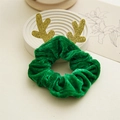 Détail d'un chouchou de Noël en velours vert avec bois de renne dorés et scintillants - Bois de Cerf Vert