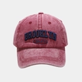 Detailansicht der Vintage-Baseballkappe in verwaschenem Rot mit Brooklyn-Stickerei - Verstellbar / Burgunderrot