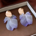 Boucles d'oreilles pendantes pétales violets et finition dorée mate pour femmes - Boucles d'oreilles pétales violettes