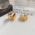 Vergulde C-vormige oorringen met half gepolijste en half gegroefde textuur - 24K / Goud (A0809CJ)
