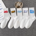 Fünferpack weiße Baumwollsocken mit bunten Graffiti-Buchstaben und gerippten Bündchen - Kombination 1-5 / 5 Paare