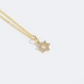 Collana minimalista dorata con ciondolo a stella esagonale e zirconi cubici trasparenti - Esagramma (Piena Zirconia)