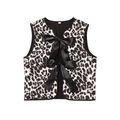 Detail der gesteppten Weste mit Tierprint und zwei großen schwarzen Satin-Schleifen vorne - S / Leopardenmuster