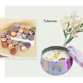 Candela profumata alla tuberosa in latta floreale viola con decorazioni floreali - Tuberosa