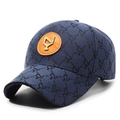 Dunkelblaue Baseballkappe mit Allover-Grafikdruck und Leder-Metall-Logo-Patch - Marineblau