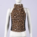Detailopname van de luipaardprint imitatiebont textuur op deze hooggesloten top - S / Bruine Luipaard