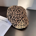 Detailweergave van de luipaardprint textuur en dikke wollen stof van deze modieuze baret - M (55-59cm) / koffiekleur