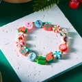 Détail du bracelet de Noël avec perles Père Noël et bonhomme de neige sur support blanc - Style 2