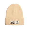 Dettaglio del berretto in maglia beige con trama a coste e ricamo MINI - MINI-Stile Bambini / Beige