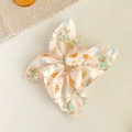 Détail du chouchou crème avec motif d'ours en peluche et petit nœud blanc décoratif - Style Foulard Carré Imprimé Petit Ours