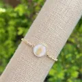 Detail van de 18K vergulde Maagd Maria hanger met zirkonia en glanzende schelp - Wit