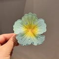 Bloem haarklem met blauw en geel kleurverloop gemaakt van doorschijnend harsmateriaal - 8 cm Grote Maat / Hemelsblauw
