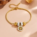 Detail van een gouden roestvrijstalen armband met levensboom hanger en witte strass steentjes - Gouden Levensboom Stijl (A114)