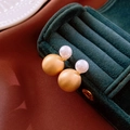 Orecchini vintage placcati oro con doppia perla e finitura in metallo spazzolato - Perno in Argento - Orecchini a Bottone con Perle Dorate