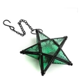 Detailweergave van groene reliëfglaspanelen op een stervormige ijzeren lantaarn met ketting - Groen