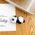 Süße Panda-Haarklammer aus schwarz-weißem Acetat-Material auf einer Holzoberfläche - Schläfriger Panda Entenschnabel Clip