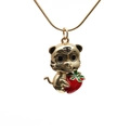 Collana con ciondolo tigre dorata che tiene una fragola rossa con zirconi cubici - Tigre con Fragola (Catena a Serpente) / Oro