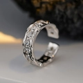 Anello in argento con texture irregolare, pietre di zircone e design a fascia aperta - Argento 925 / Oro Bianco