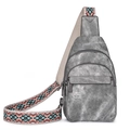 Bolso de pecho en denim gris lavado con correa ajustable de diseño étnico tribal - Gris
