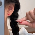 Exquisitos mini pendientes de fresa roja con hojas doradas y detalles refinados - Estilo Fresa