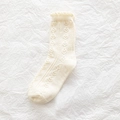 Calze medie bianco panna con motivo a cuore traforato, trecce e bordo a volant - Beige Cuore Riga Verticale