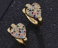 Boucles d'oreilles créoles cœur dorées avec oxydes de zirconium multicolores - Cœur Zircon Coloré