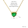 Collar de acero dorado con colgante de corazón de circón verde y detalles de cadena - Verde