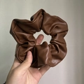 Elastico per capelli in pelle PU marrone con trama minimalista mostrato in primo piano - Taglia Grande / Caffè Scuro