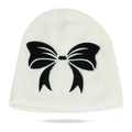 Gestrickte Beanie-Mütze in Off-White mit schwarzer Schleifenstickerei für den Winter - Einheitsgröße / Weiß