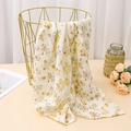 Détail de la couverture en mousseline pour bébé à imprimé floral jaune et texture douce - 80*65 cm / Fleurs abondantes