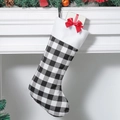 Schwarz-weiße Weihnachtsstrumpf mit Karomuster, weißem Plüschrand und Geschenkbox - Standard Schwarz-Weiß-Karo / 24x46CM