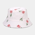 Detailansicht eines rosa Baumwoll-Sonnenhutes mit lebhaften roten Tulpen-Blumenmustern - Einheitsgröße / Rosa