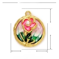 Pendentif rond en acier doré avec fleurs en émail rose et détail de perle blanche - YE838 Fleur Ronde Rose