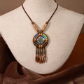 Détail d'un long collier bohème avec perles en bois ethniques et pendentif coloré - X445 Style 1