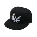 Dettaglio del ricamo bianco LA con ali su cappello hip-hop nero in cotone a tesa piatta - M (56-58cm) / Nero