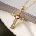 Dettaglio macro della collana croce dorata con cuore traforato e zirconi colorati - Oro/Arcobaleno