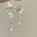 Detailansicht eleganter langer Ohrhänger mit weißen Netzblumen - Stil 14# / Silbernadel / Gold-Silber