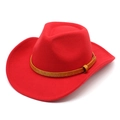 Dettaglio cappello da cowboy rosso in feltro con fascia decorativa marrone - Rosso