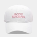 Dettaglio del ricamo rosa 'GOD'S FAVORITE' su un berretto da baseball in cotone bianco - Regolabile / GOD'S FAVORITE / Bianco