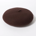 Klassieke donkerbruine wollen baret met klein detail op minimalistische witte basis - Eén maat / koffiekleur