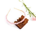 Détail de pierres de cristal rose sur serre-tête doré fait main avec rose - Or + Double Rangée de Rouge Pastèque