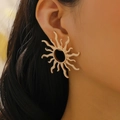 Boucles d'oreilles soleil vintage dorées portées montrant le design radial élégant - Style Flamme Solaire Radiale Doré (2687)