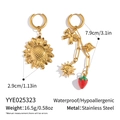 Dettaglio di orecchini asimmetrici a girasole e fragola in acciaio inossidabile dorato - Stile Girasole Fragola Asimmetrico (YYE025323)