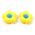 Dettaglio di due ciondoli a fiore in PVC giallo con centro blu per borse da mare - Fiore Giallo Centro Blu