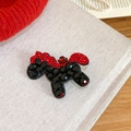 Dettaglio del fermaglio per capelli a forma di cavallo con strass rossi e neri - Fermagli per capelli a becco d'anatra / Stile Cavallo Nero e Rosso