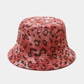 Vista dettagliata del cappello da pescatore leopardato rosso e nero in cotone tie-dye - M(56-58cm) / Rosso