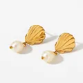 Eleganti orecchini a conchiglia in acciaio inossidabile dorato con perle bianche - Stile Capasanta Dorata (KD3368)